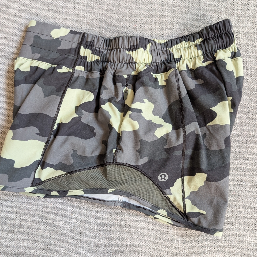 Lululemon athletica Hotty Hot Low-Rise Short 2.5" Camo Crispin Green Multi Sz4